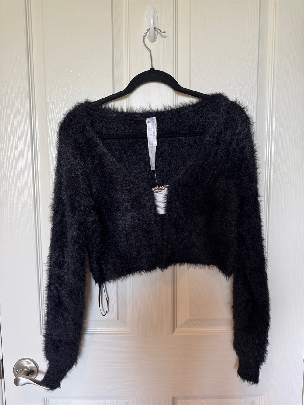 Fabletics new with tags size medium Black Fuzzy V-Neck Cropped Sweater